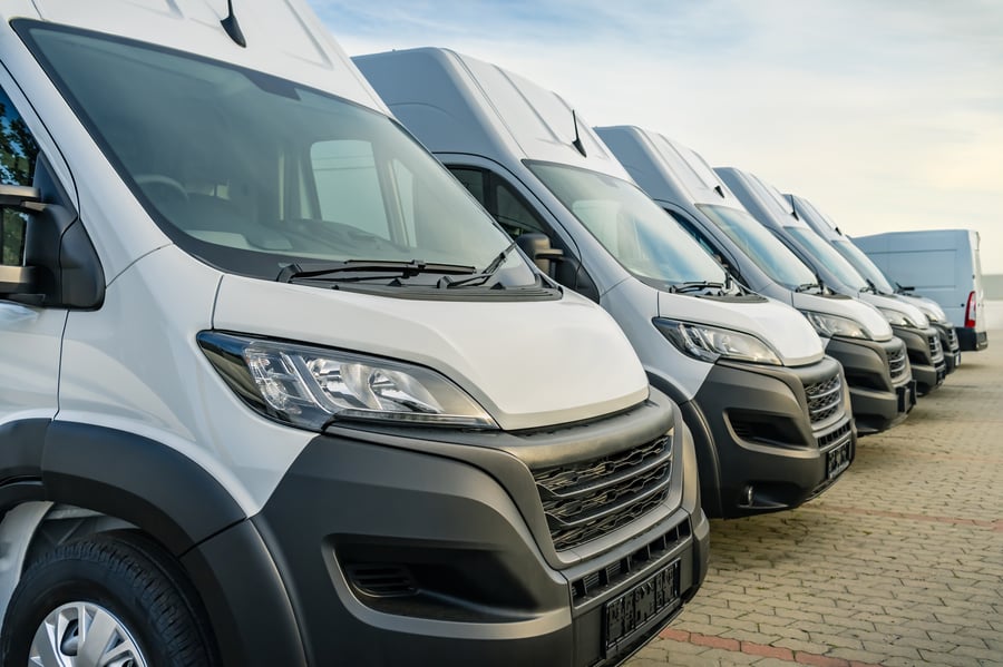 KVC Express flåde af moderne hvide varebiler